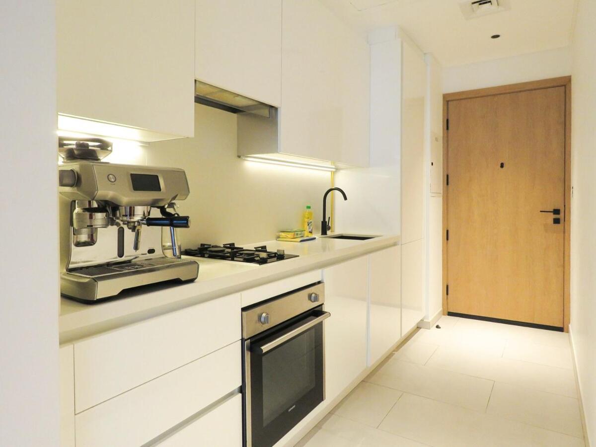 Luxury Living , Beautiful Layout Apartment *